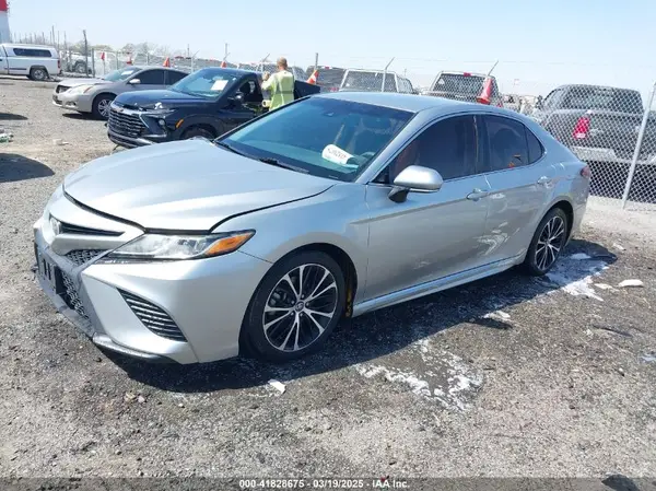 4T1B11HK9JU070748 2018 TOYOTA CAMRY - Image 2