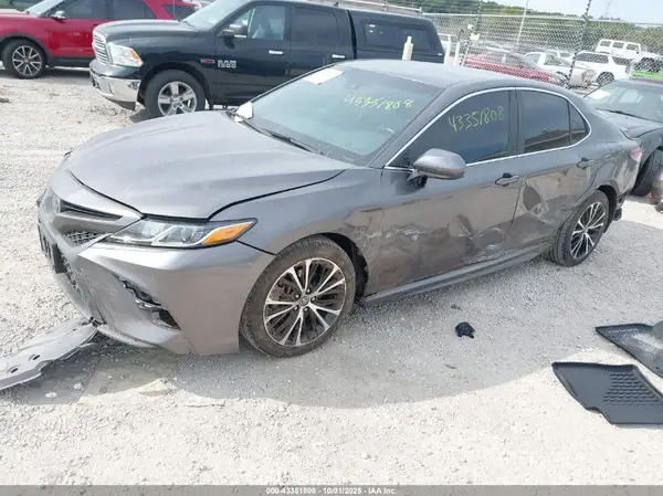 4T1B11HK9JU073455 2018 TOYOTA CAMRY - Image 2