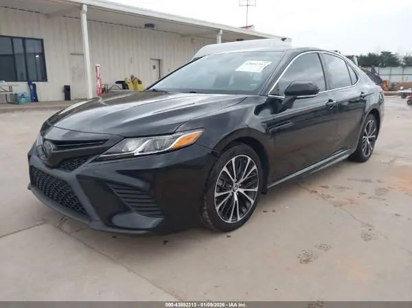 4T1B11HK9JU073990 2018 TOYOTA CAMRY - Image 2