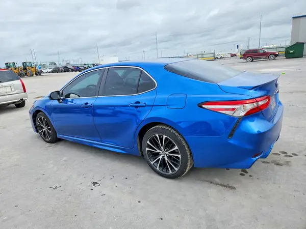 4T1B11HK9JU074685 2018 TOYOTA CAMRY - Image 2