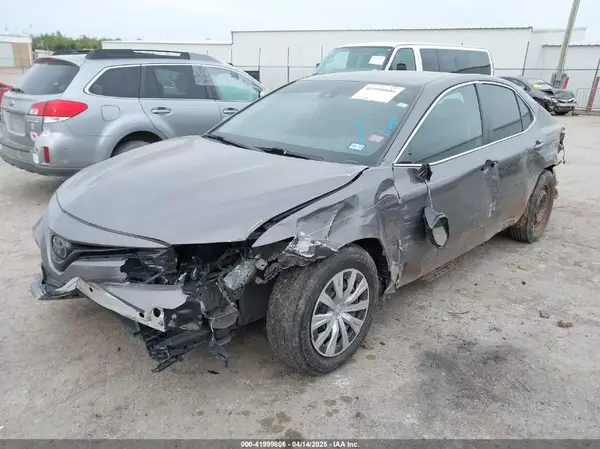4T1B11HK9JU075805 2018 TOYOTA CAMRY - Image 2
