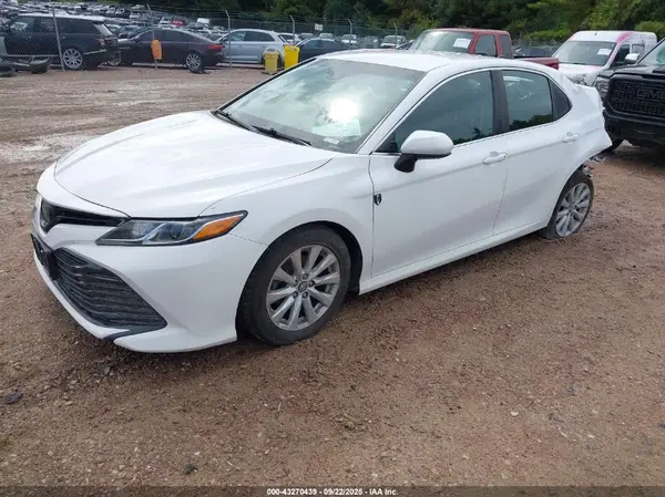 4T1B11HK9JU077165 2018 TOYOTA CAMRY - Image 2
