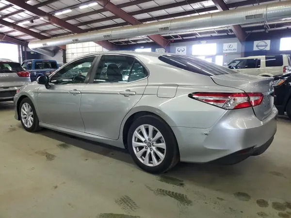 4T1B11HK9JU077795 2018 TOYOTA CAMRY - Image 2