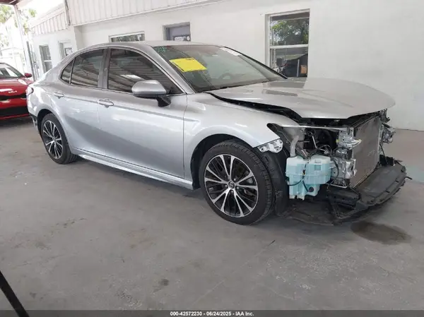 4T1B11HK9JU077960 2018 TOYOTA CAMRY - Image 1