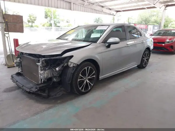 4T1B11HK9JU077960 2018 TOYOTA CAMRY - Image 2