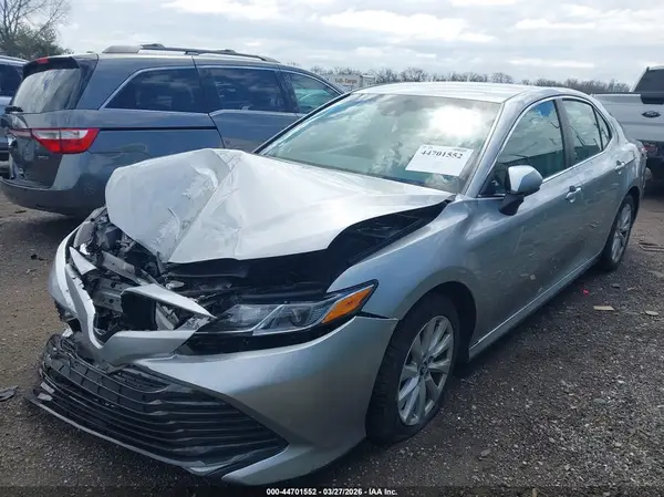 4T1B11HK9JU082558 2018 TOYOTA CAMRY - Image 2