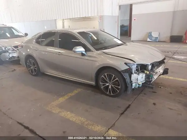 4T1B11HK9JU082785 2018 TOYOTA CAMRY - Image 1