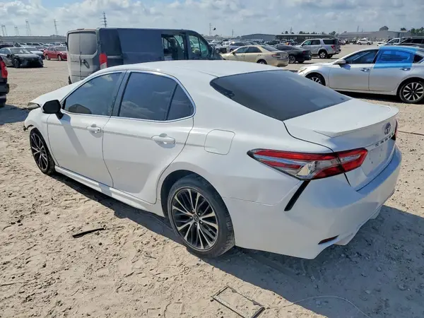 4T1B11HK9JU083855 2018 TOYOTA CAMRY - Image 2