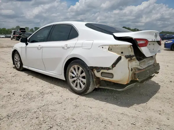 4T1B11HK9JU084858 2018 TOYOTA CAMRY - Image 2