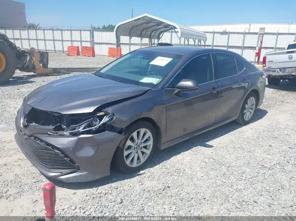 4T1B11HK9JU087629 2018 TOYOTA CAMRY - Image 2
