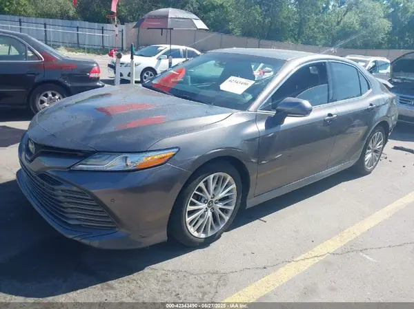 4T1B11HK9JU087887 2018 TOYOTA CAMRY - Image 2