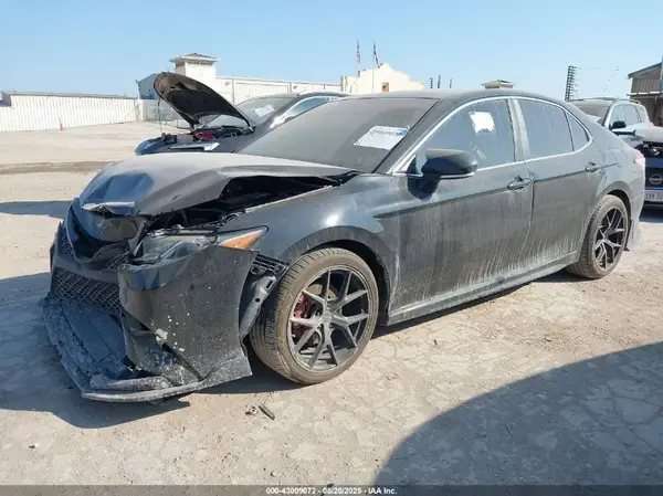 4T1B11HK9JU093222 2018 TOYOTA CAMRY - Image 2