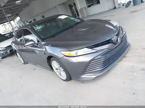 4T1B11HK9JU093608 2018 TOYOTA CAMRY - Image 1