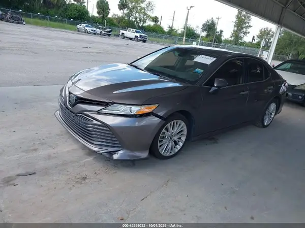 4T1B11HK9JU093608 2018 TOYOTA CAMRY - Image 2