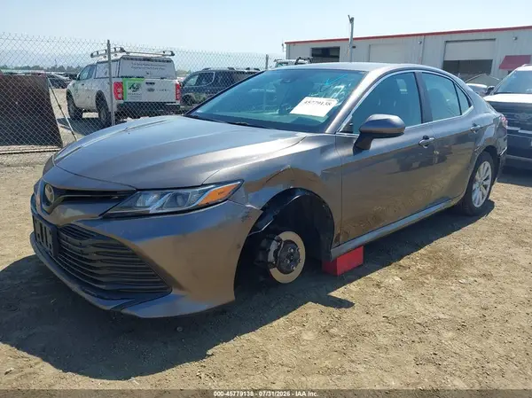 4T1B11HK9JU099828 2018 TOYOTA CAMRY - Image 2