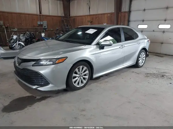 4T1B11HK9JU100475 2018 TOYOTA CAMRY - Image 2