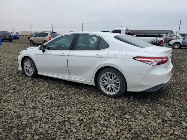 4T1B11HK9JU104963 2018 TOYOTA CAMRY - Image 2