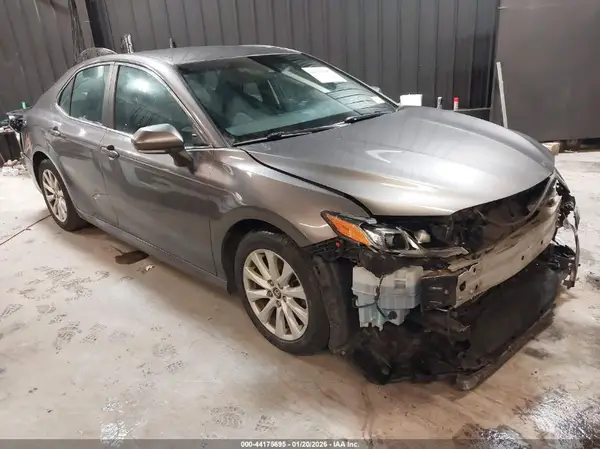 4T1B11HK9JU106793 2018 TOYOTA CAMRY - Image 1