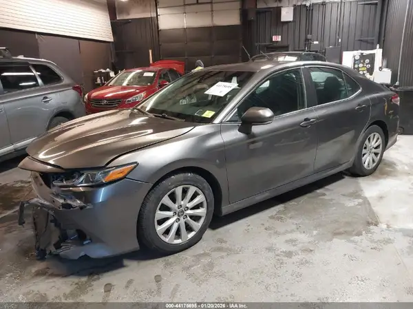 4T1B11HK9JU106793 2018 TOYOTA CAMRY - Image 2