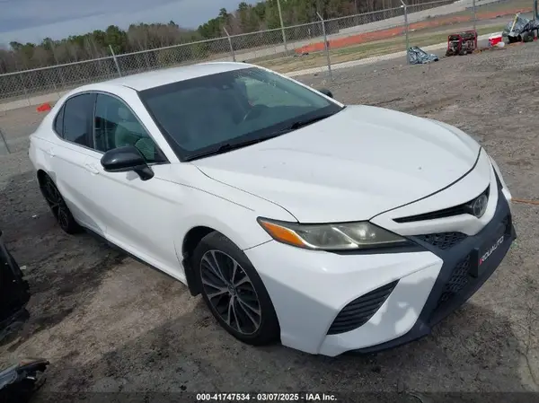 4T1B11HK9JU114067 2018 TOYOTA CAMRY - Image 1