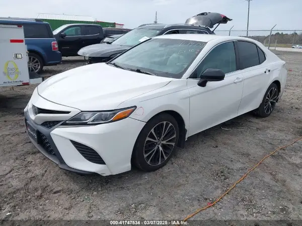 4T1B11HK9JU114067 2018 TOYOTA CAMRY - Image 2