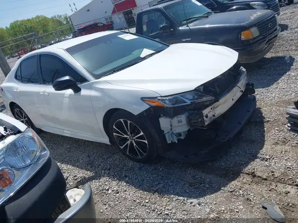 4T1B11HK9JU117339 2018 TOYOTA CAMRY - Image 1