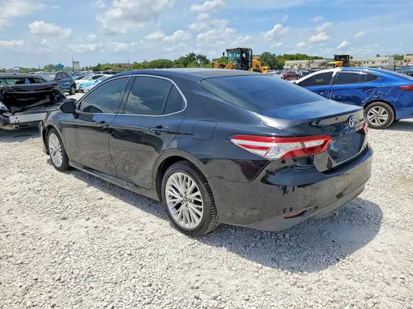 4T1B11HK9JU118233 2018 TOYOTA CAMRY - Image 2