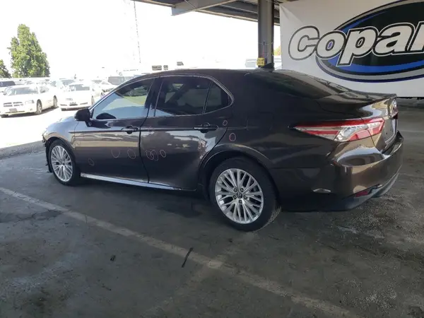 4T1B11HK9JU118622 2018 TOYOTA CAMRY - Image 2