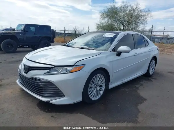 4T1B11HK9JU121939 2018 TOYOTA CAMRY - Image 2
