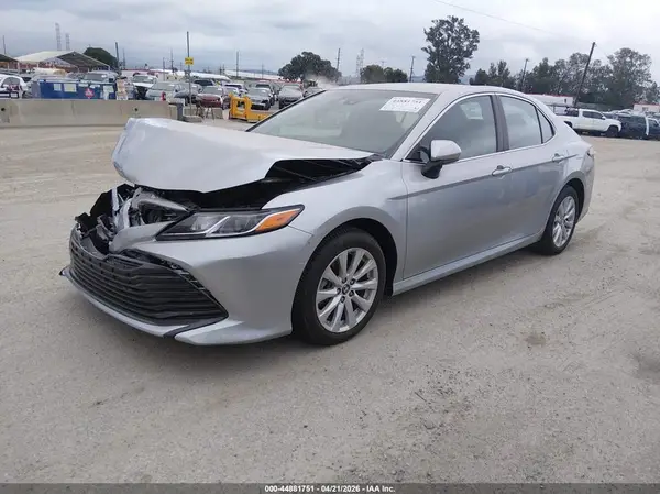 4T1B11HK9JU122590 2018 TOYOTA CAMRY - Image 2