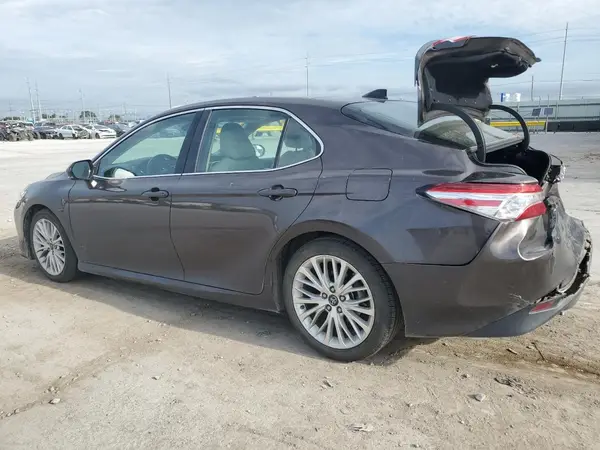4T1B11HK9JU125585 2018 TOYOTA CAMRY - Image 2