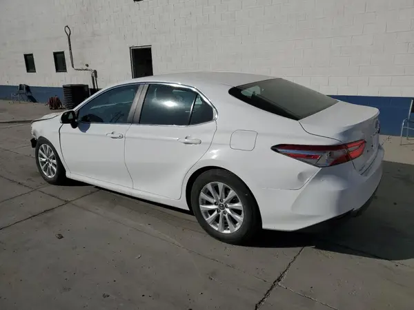 4T1B11HK9JU129460 2018 TOYOTA CAMRY - Image 2