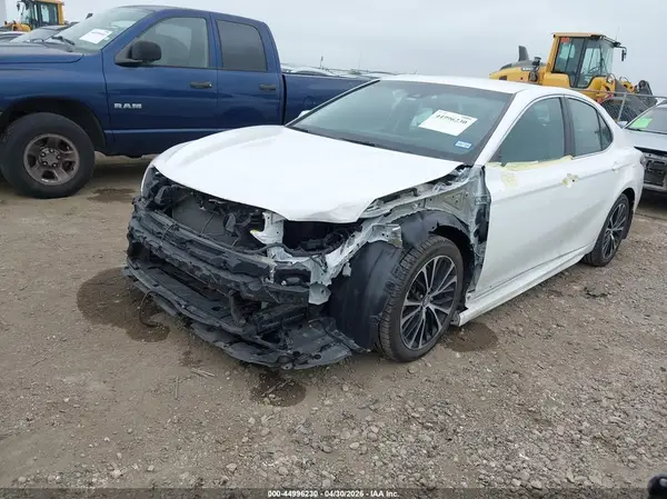 4T1B11HK9JU130981 2018 TOYOTA CAMRY - Image 2