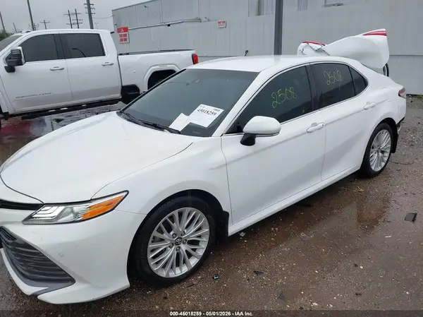 4T1B11HK9JU131158 2018 TOYOTA CAMRY - Image 2