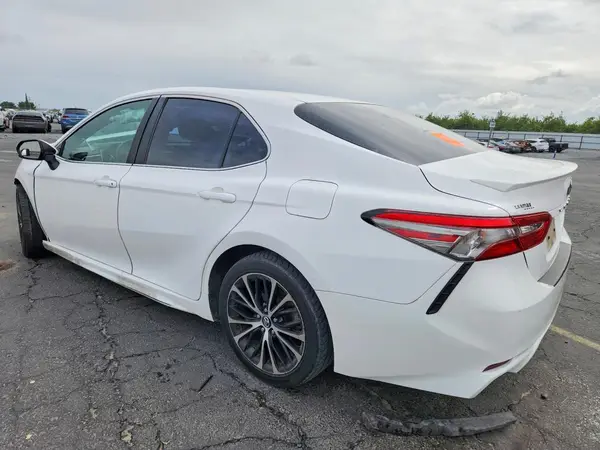 4T1B11HK9JU133427 2018 TOYOTA CAMRY - Image 2