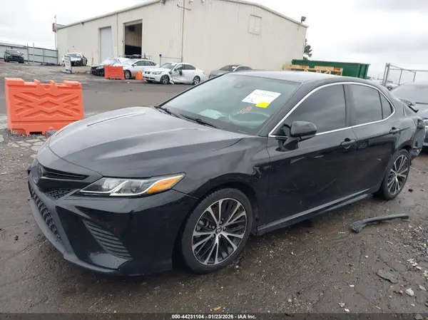 4T1B11HK9JU134996 2018 TOYOTA CAMRY - Image 2