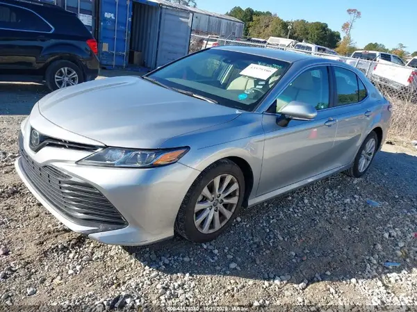 4T1B11HK9JU135677 2018 TOYOTA CAMRY - Image 2