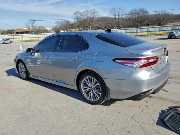 4T1B11HK9JU136361 2018 TOYOTA CAMRY - Image 2