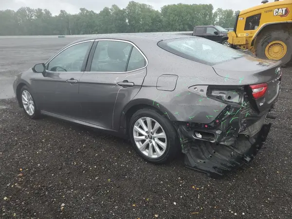 4T1B11HK9JU137879 2018 TOYOTA CAMRY - Image 2