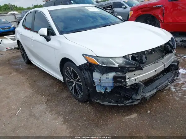 4T1B11HK9JU140135 2018 TOYOTA CAMRY - Image 1