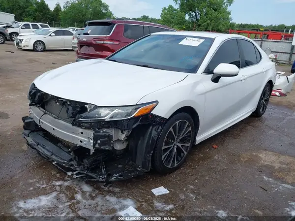 4T1B11HK9JU140135 2018 TOYOTA CAMRY - Image 2