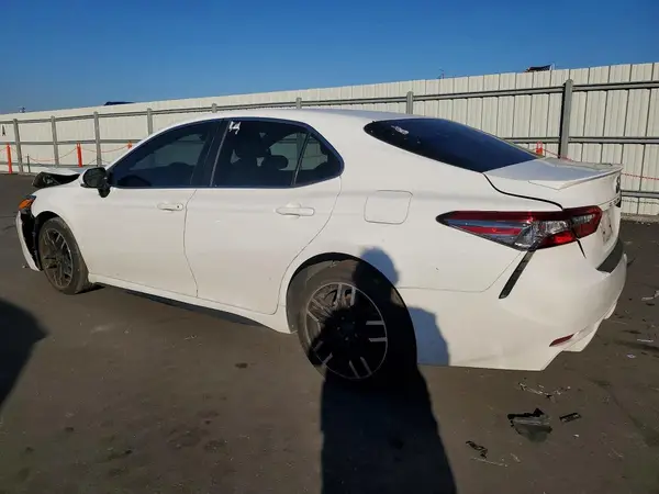 4T1B11HK9JU140281 2018 TOYOTA CAMRY - Image 2