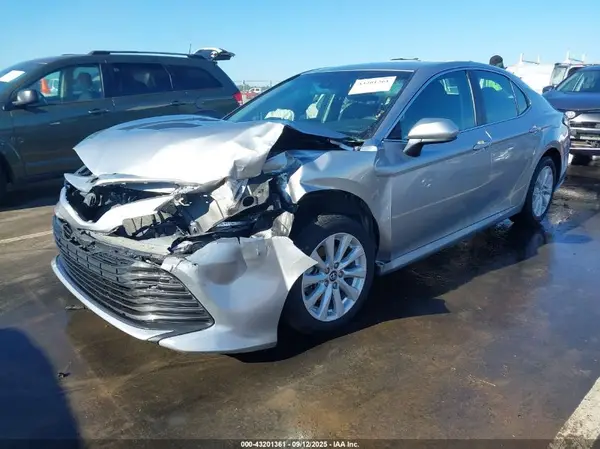 4T1B11HK9JU143469 2018 TOYOTA CAMRY - Image 2