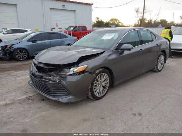 4T1B11HK9JU143701 2018 TOYOTA CAMRY - Image 2