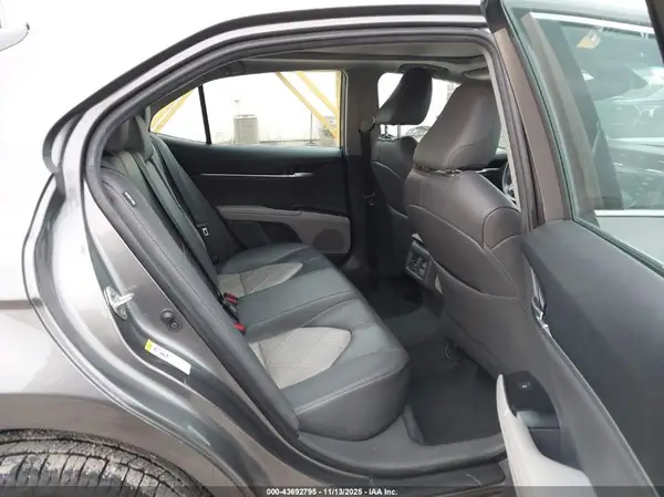 4T1B11HK9JU143701 2018 TOYOTA CAMRY - Image 8