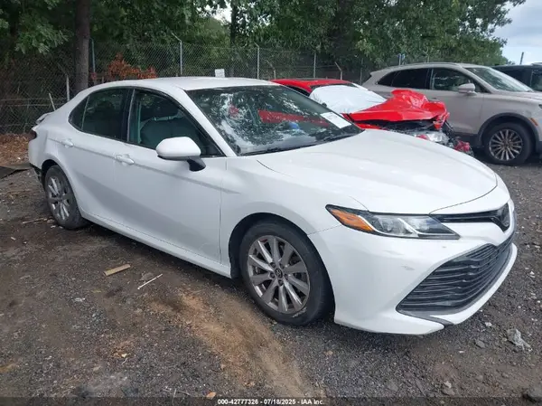 4T1B11HK9JU143987 2018 TOYOTA CAMRY - Image 1