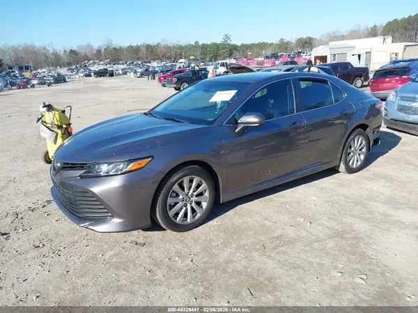 4T1B11HK9JU144752 2018 TOYOTA CAMRY - Image 2