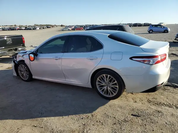 4T1B11HK9JU150390 2018 TOYOTA CAMRY - Image 2