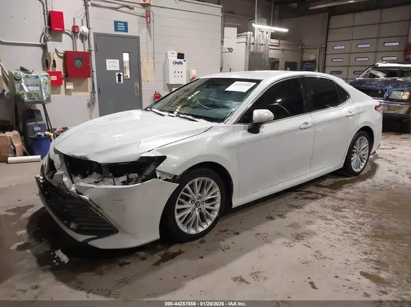 4T1B11HK9JU152463 2018 TOYOTA CAMRY - Image 2