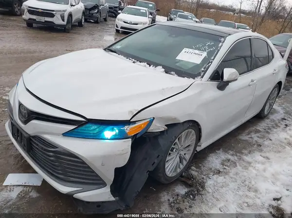 4T1B11HK9JU153631 2018 TOYOTA CAMRY - Image 2
